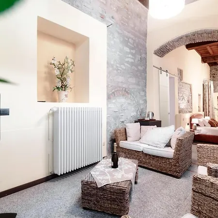 Historical - The House Of Travelers * Como