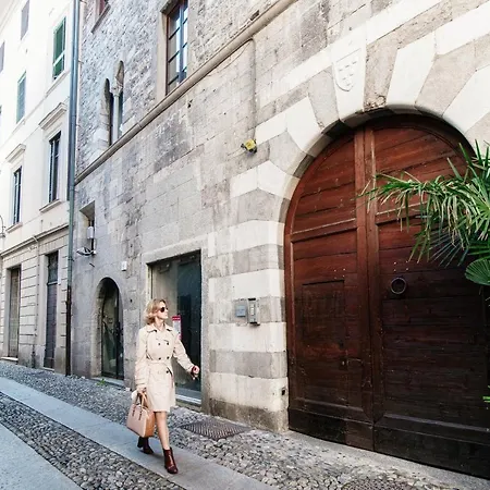 Historical - The House Of Travelers * Como
